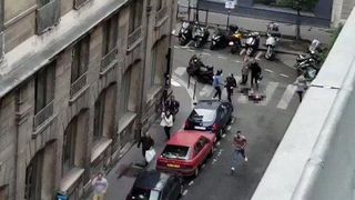 Parisul, sub teroare dupa un nou atac sangeros! Atacatorul a fost impuscat de politisti, nu inainte de a rani alte persoane!