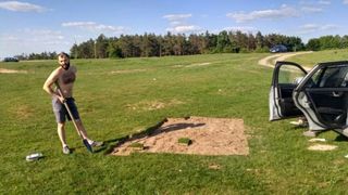 De ce sa cumperi cand poti lua gratis? A patruns cu masina de lux intr-o rezervatie naturala si a furat gazon cu lopata! Pagubele sunt uriase!