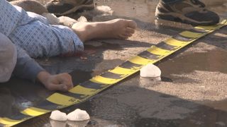 Durere uriasa pentru o mama dupa ce fiul ei s-a aruncat de la etajul 13 al unui bloc din Capitala. "Vasilica, floarea mamei! De ce? Lasati-ma sa imi vad baiatul mort!"