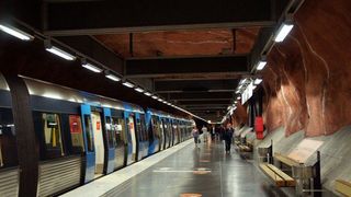 Scandal de proportii la metrou! Cativa indivizi s-au luat la bataie sub privirile calatorilor ingroziti! Cum s-a ajuns intr-o asemenea situatie este de necrezut!