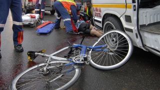 Grav accident de circulatie, chiar in aceasta dimineata!  Un biciclist a fost strivit de un atuocar cu navetisti, in Vrancea