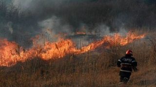 Incendiu de proportii in judetul Buzau. Peste 40 de tone de furaje si mai multe anexe gospodaresti au fost cuprinse de flacari. Interventie dramatica a pompierilor