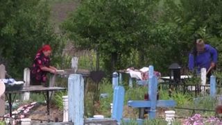 Un preot din Vaslui a bagat frica in sateni! Ce a putut sa faca in cimitir de nu mai vin enoriasii nici macar sa aprinda o lumanare!