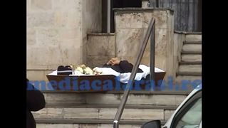 Caz halucinant la Calarasi! Pentru ca nu a putut sa scoata banii de pe un cont al unui decedat desi era imputernicit, un barbat a adus cosciugul cu trupul neinsufletit in fata bancii!