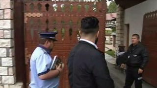 Detinatorul brandului Arsenie Boca a fost in control la Manastirea Prislop! Zeci de comercianti au fugit din calea lui!