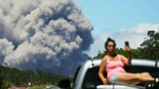 Inconstienti! In loc sa fuga din calea lavei, turistii din Hawaii isi fac selfieuri!