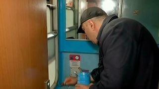 In loc sa achizitioneze alte trenuri, cei de la CFR le "modernizeaza" pe cele vechi! Cat costa toata aceasta "cosmetizare"!