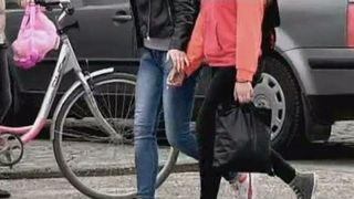 Caz de pedofilie in Neamt! Un barbat a ademenit cu bomboane doua copile in curtea lui!