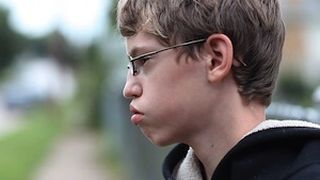 Profesoara unei scoli speciale din Tulcea, acuzata ca a intretinut relatii intime cu un elev cu handicap!