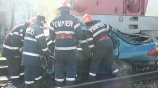 Patru tinere de 21 si 22 de ani din Salaj au murit dupa ce masina in care se aflau a fost spulberata de un tren! Alta fata a ajuns la spital in stare grava!