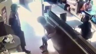 Imagini halucinante! Pentru ca barmanul nu a lasat-o sa foloseasca toaleta pentru clienti, si-a facut nevoile chiar in mijlocul localului!