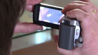 Si-a violat fratele vitreg de 17 ani si a filmat totul. Ce a urmat intrece orice imaginatie