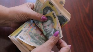 O femeie din Husi a gasit un portofel cu 61 de milioane de lei vechi in el. A mers la politie sa il predea si a avut parte de o surpriza! Ce a aflat