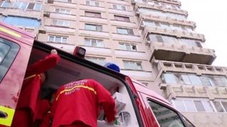 Clipe de groaza! Un student indian a cazut de la etajul 4 al unui bloc din Bucuresti! Tanarul fusese sechestrat de doi indivizi!