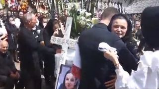 Reactii sfasietoare! Mama Madalinei, victima de la Jibou, ingenuncheata de durere: "Vai de mine, Doamne, puiul mamei..."