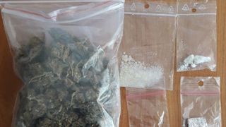 Un adolescent din Pitesti, prins cu droguri in buzunar de catre jandarmi la zilele orasului!