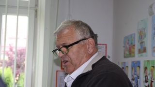 El este invatatorul din Bistrita care a batut o fetita de 11 ani pana a facut pe ea! Explicatia dascalului este HALUCINANTA