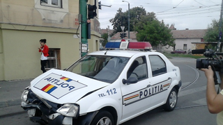 O fetita de patru ani din Pascani a fost lovita de catre o masina a Politiei in timp ce trecea strada!