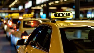 Se schimba din nou legea taximetriei. Cum vor fi afectate aplicatiile de ride sharing de acum inainte?