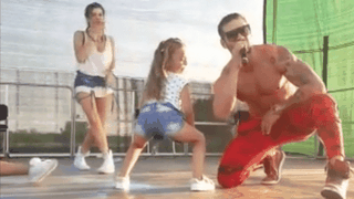 Imagini scandaloase la un concert din Jilava! Fetite de opt ani danseaza lasciv pe scena! IREAL