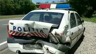 E ireal cum a reusit un sofer sa faca praf o masina de politie! Imaginile sunt greu de privit!