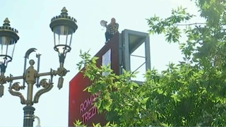 Un bucurestean a creat haos in trafic! S-a suit pe un panou publicitar si... - Imagini IREALE