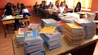 Adio, manuale alternative. De anul viitor, elevii vor invata dupa manualul unic! Legea asteapta sa fie promulgata de presedintele Iohannis