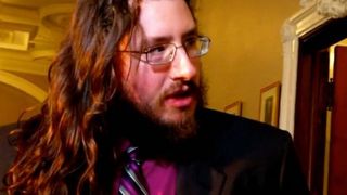 Are 30 de ani si refuza sa plece din casa parintilor. Oamenii si-au dat in judecata fiul pentru asta.