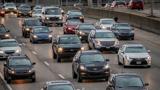 STUDIU Patru din zece angajati petrec, zilnic, intre una si doua ore pe drum, intre casa si birou