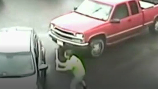 Atac revoltator in trafic! Un barbat s-a repezit cu barosul la un sofer