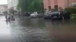 Fenomen extrem! O ploaie torentiala de cateva minute a facut prapad in Targu Jiu