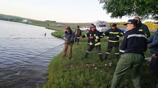 Trupurile neinsufletite ale celor trei frati inecati ieri au fost gasite de scafandri in urma cu putin timp. Familia este sfasiata de durere