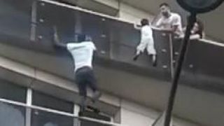 Imagini incredibile! Un tanar fara acte din Mali s-a catarat precum Spider-man pana la etajul patru pentru a salva de la moarte un copil!