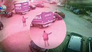 SOCANT! Un barbat a fost snopit in bataie chiar in fata copiilor