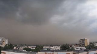 Imagini incredibile surprinse in Craiova! Orasul a fost acoperit de o furtuna de nisip