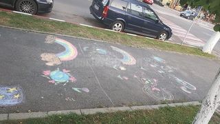 Scandal in Buzau! Politia Locala a interzis unor copii sa deseneze pe asfalt, in parc! Reactia oficiala a autoritatilor: "Au fost prea zelosi, ca sa nu folosesc alta expresie!"