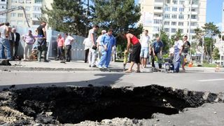 Un pericol real pentru soferi a aparut pe o strada din Galati! ASA arata groapa care ii ingrozeste pe conducatorii auto