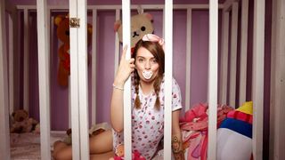 Ele sunt femeile care se comporta ca niste... bebelusi - E incredibil de ce fac asta