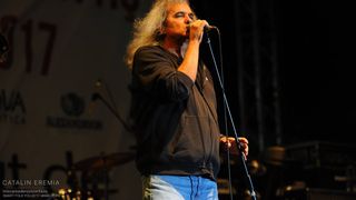 Cristi Minculescu sare la gatul celui care i-a luat numele Iris! Solistul il ataca pe Nelu Dumitrescu: &ldquo;Un decrepit se crede curatorul marcii&rdquo;