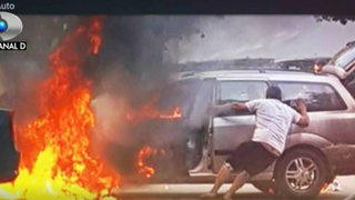 O masina a luat foc in timp ce proprietarul acesteia incerca sa o porneasca folosind curent de la un alt autoturism