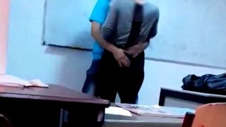 Ce se va intampla cu eleva sarutata si pipaita in sala de clasa chiar de catre profesorul de engleza! Anunt de ultima ora al ISJ Maramures