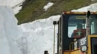 Zapada ca in plina iarna, in Romania! Drumarii lucreaza intens la indepartarea zapezii. Imagini IREALE pentru perioada aceasta - VIDEO