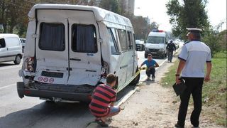 Trei raniti intr-un accident in care a fost implicat in microbuz cu 20 de pasageri