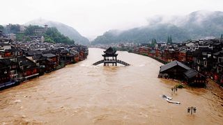 Imagini incredibile din Peninsula Arabica - Vremea s-a dezlantuit, iar desertul a fost inundat!