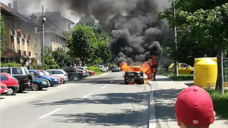 Scene de cosmar pe o strada din Baia Mare. Un automobil a luat foc in mers
