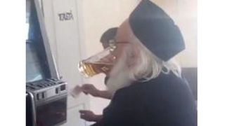 Preot din Botosani, surprins band bere in timp ce juca la pacanele! "Ei, dumnezeii mamii lui de aparat!"