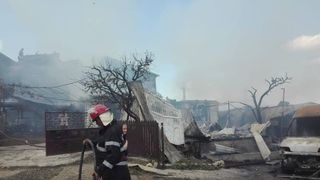 Incendiu puternic intr-o localitate din Vrancea! Zeci de pompieri au interveni pentru a stinge flacarile care au cuprins patru gospodarii!