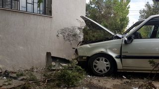 Un constantean s-a urcat beat la volan, dupa care a intrat cu viteza intr-un bloc! A fost nevoie de interventia echipajelor de la descarcerare pentru a fi scos din masina!