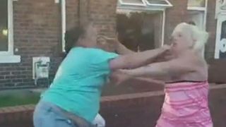 Bataie ca in filme direct pe strada! Doua femei si-au carat lovituri pana nu au mai putut sub ochii trecatorilor!