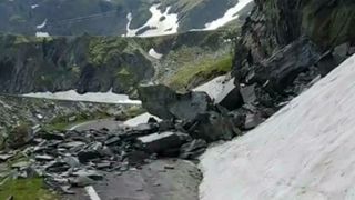 Clipe grele pentru salvamontisti in Muntii Fagaras dupa ce o turista a alunecat pe zapada si s-a lovit de stanci!
